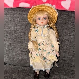 Brinns Porcelain Doll, plays Hello Dolly